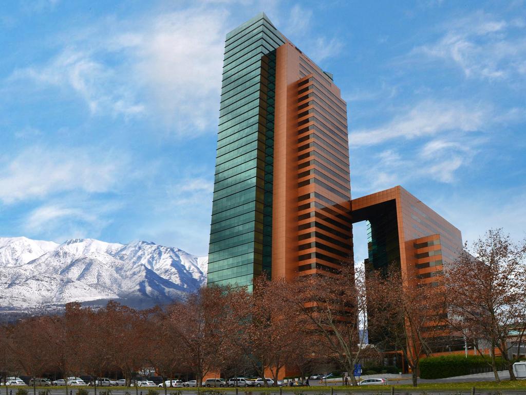 "Clínica Apolo las condes chile Desde nuestra sede principal en el piso 33, en lo más alto de Las Condes, acompañamos a pacientes de todo Chile a recuperar su imagen, autoestima y bienestar gracias a la medicina capilar avanzada."